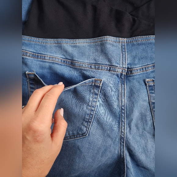 Light-Wash Stylish Maternity Jeans - Picture 3 of 10
